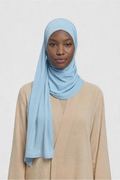 Jersey Schal in hellem Blau von SE Merci – Jersey Hijab am Model getragen