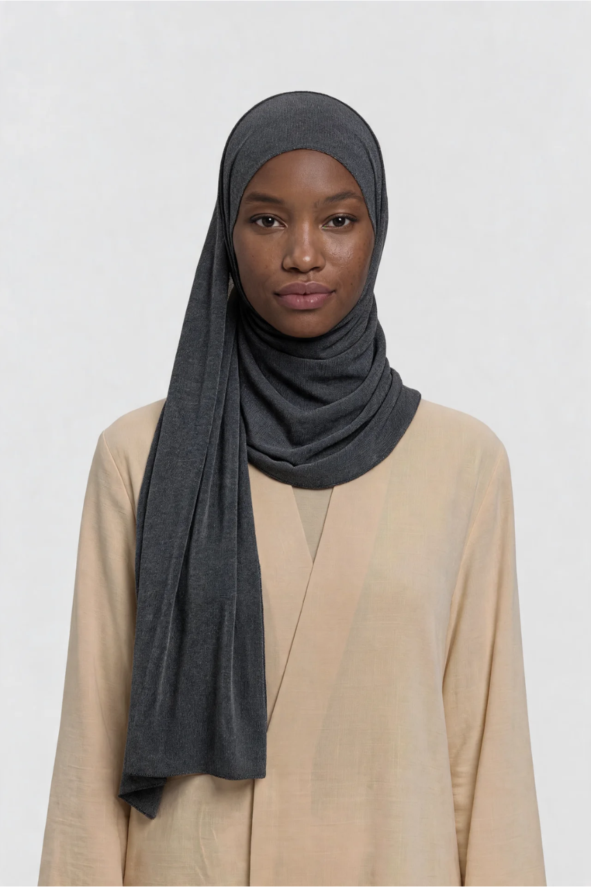 Jersey Schal Anthrazit von SE Merci – elastischer Jersey Hijab am Model getragen