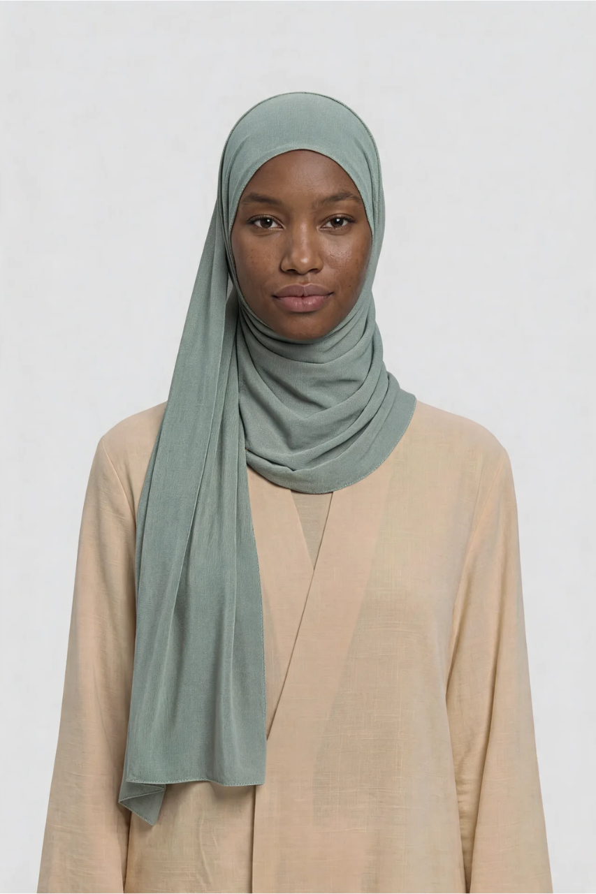 Jersey Schal Grün von SE Merci – Jersey Hijab am Model getragen