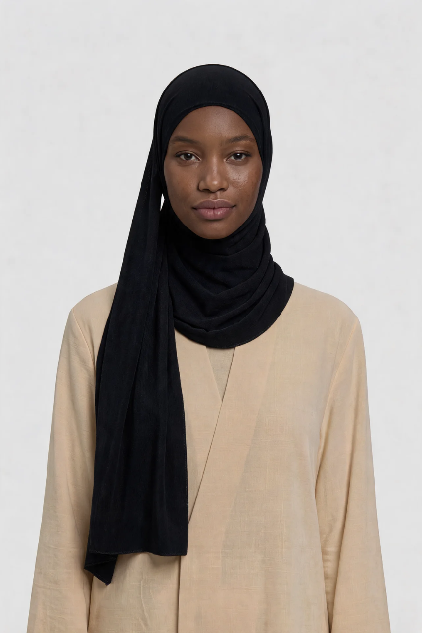 Jersey Schal Anthrazit von SE Merci – elastischer Jersey Hijab am Model getragen