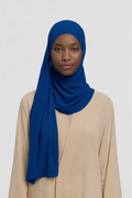 Jersey Schal in kräftigem Blau von SE Merci – Jersey Hijab am Model getragen