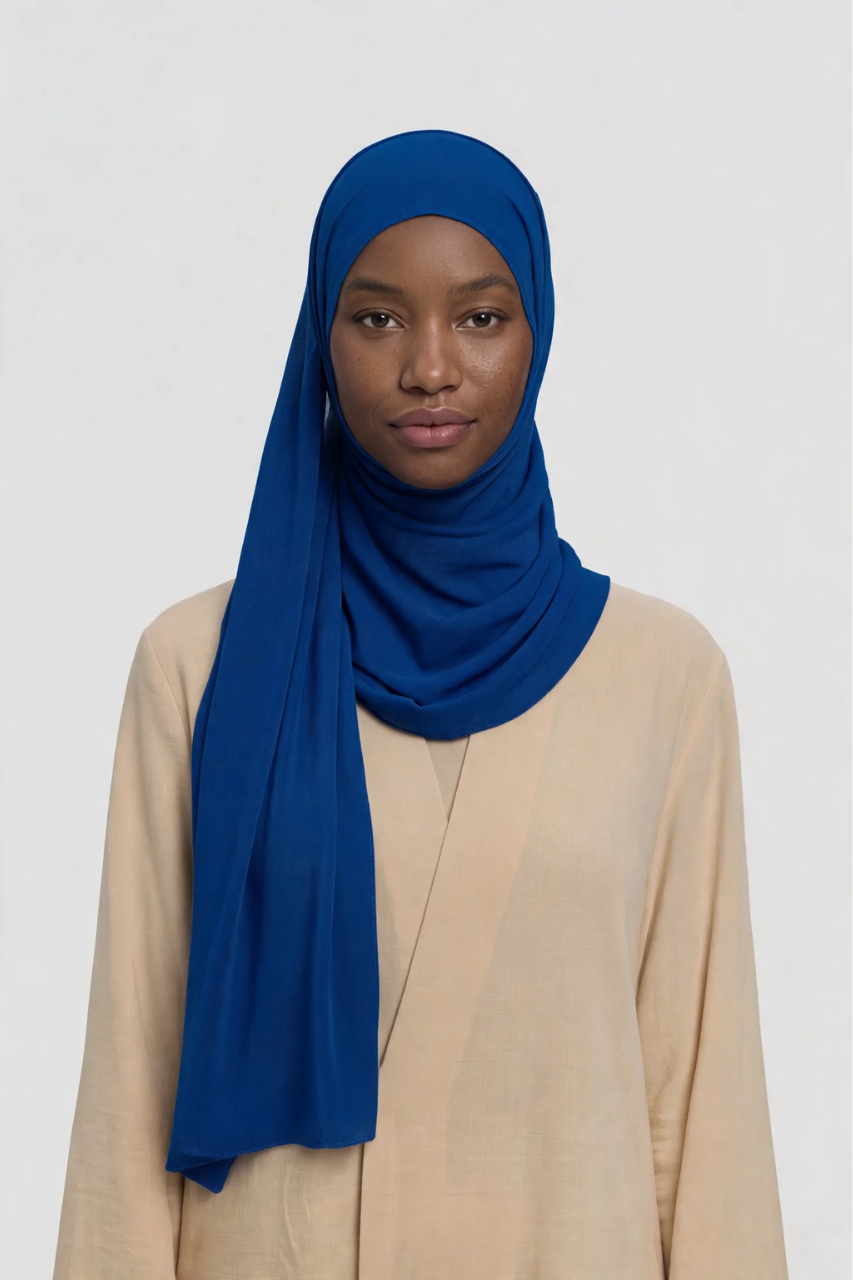 Jersey Schal in kräftigem Blau von SE Merci – Jersey Hijab am Model getragen