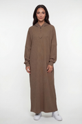 Geripptes Stretch-Kleid mit Kapuze und langen Ärmeln – bequem, elastisch und ideal für moderne, warme Alltagslooks