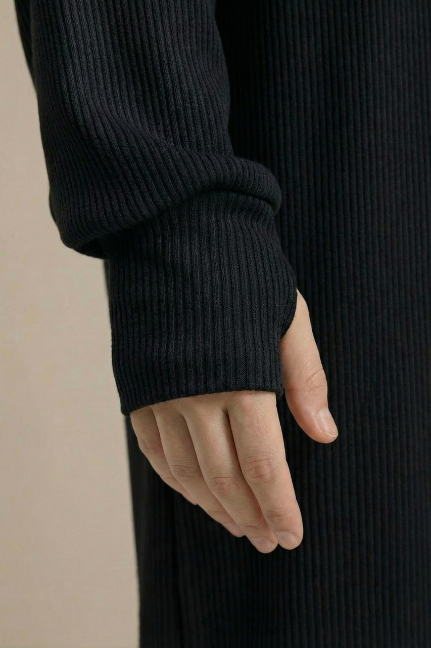 Geripptes Stretch-Kleid mit Kapuze und langen Ärmeln – bequem, elastisch und ideal für moderne, warme Alltagslooks