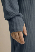 Geripptes Stretch-Kleid mit Kapuze und langen Ärmeln – bequem, elastisch und ideal für moderne, warme Alltagslooks