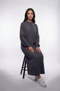 Geripptes Stretch-Kleid mit Kapuze und langen Ärmeln – bequem, elastisch und ideal für moderne, warme Alltagslooks