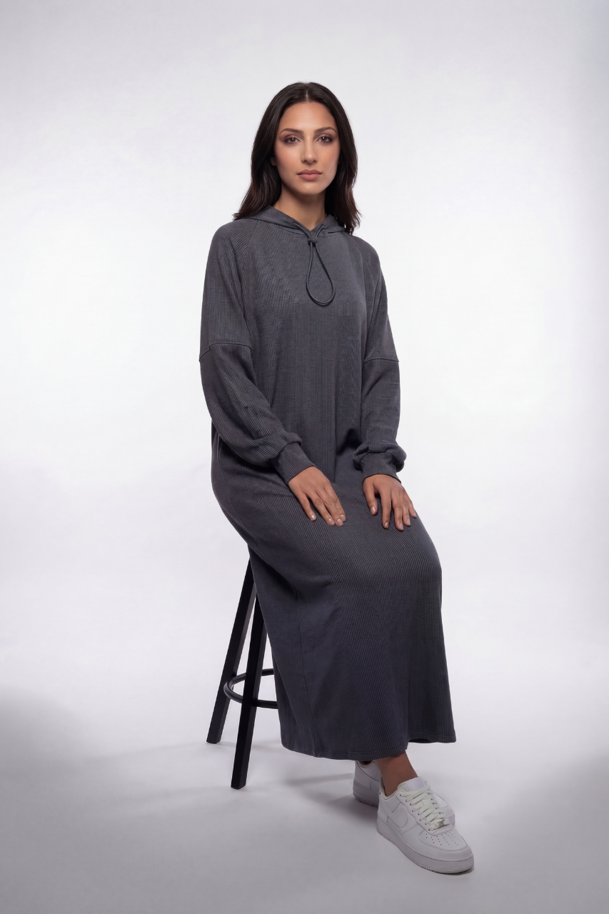 Geripptes Stretch-Kleid mit Kapuze und langen Ärmeln – bequem, elastisch und ideal für moderne, warme Alltagslooks