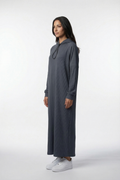 Geripptes Stretch-Kleid mit Kapuze und langen Ärmeln – bequem, elastisch und ideal für moderne, warme Alltagslooks