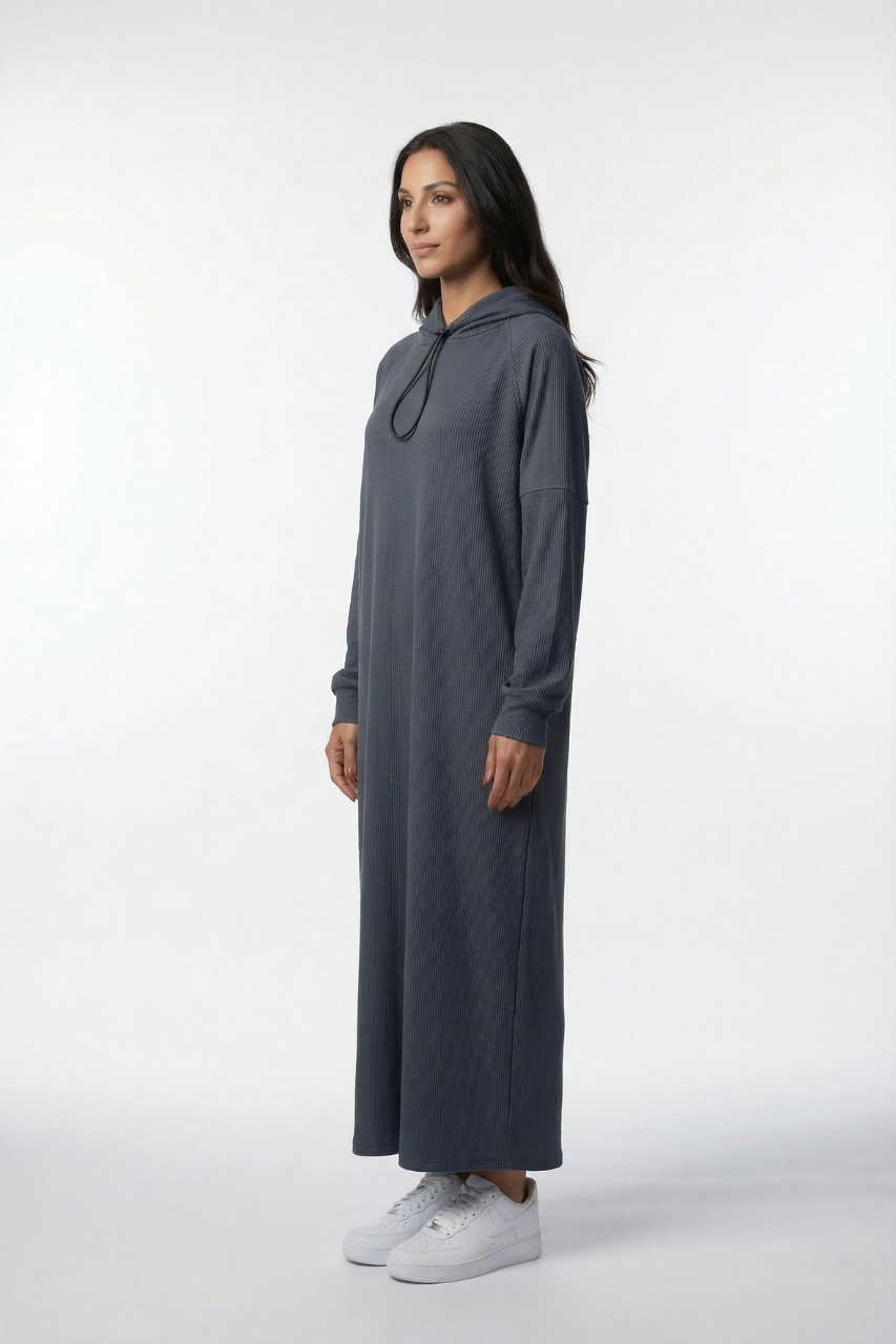 Geripptes Stretch-Kleid mit Kapuze und langen Ärmeln – bequem, elastisch und ideal für moderne, warme Alltagslooks