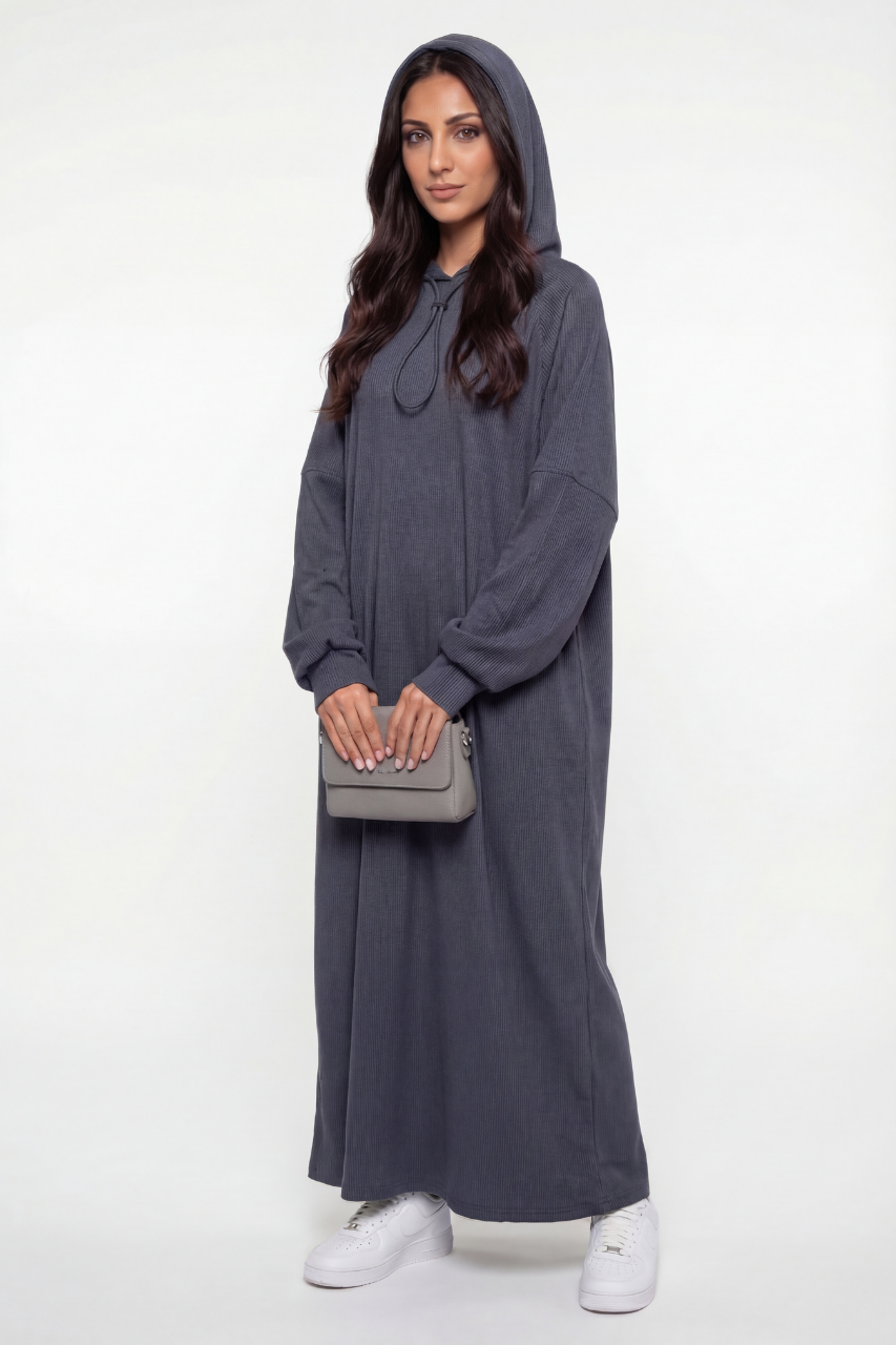 Geripptes Stretch-Kleid mit Kapuze und langen Ärmeln – bequem, elastisch und ideal für moderne, warme Alltagslooks