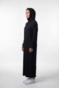 Geripptes Stretch-Kleid mit Kapuze und langen Ärmeln – bequem, elastisch und ideal für moderne, warme Alltagslooks