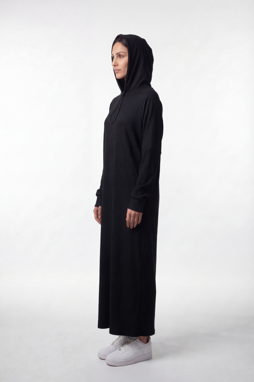 Geripptes Stretch-Kleid mit Kapuze und langen Ärmeln – bequem, elastisch und ideal für moderne, warme Alltagslooks