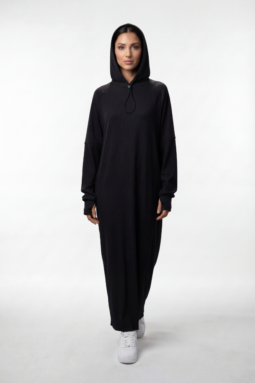 Geripptes Stretch-Kleid mit Kapuze und langen Ärmeln – bequem, elastisch und ideal für moderne, warme Alltagslooks