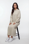 Geripptes Stretch-Kleid mit Kapuze und langen Ärmeln – bequem, elastisch und ideal für moderne, warme Alltagslooks