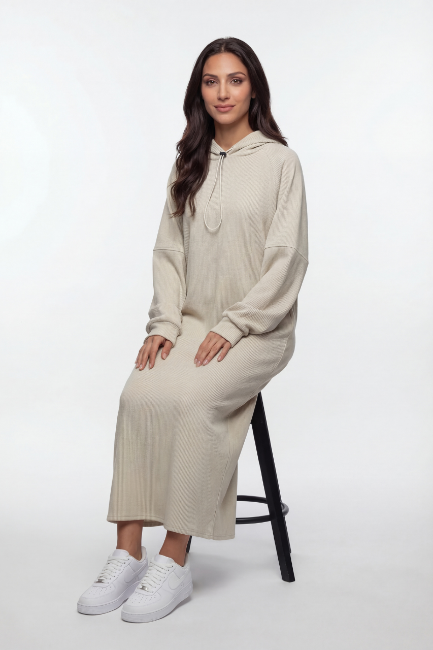 Geripptes Stretch-Kleid mit Kapuze und langen Ärmeln – bequem, elastisch und ideal für moderne, warme Alltagslooks