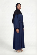 Elegante Damen Abaya in deep Blue aus Baumwolle mit lockerem Schnitt für Alltag und Gebet
