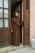 Elegante Abaya mit fließendem Schnitt, Rückenfalten und Reißverschluss – inklusive Schal, bequem und vielseitig für Alltag, Gebet und besondere Anlässe