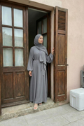 Elegante Abaya mit fließendem Schnitt, Rückenfalten und Reißverschluss – inklusive Schal, bequem und vielseitig für Alltag, Gebet und besondere Anlässe
