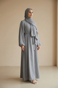 Elegante Abaya mit fließendem Schnitt, Rückenfalten und Reißverschluss – inklusive Schal, bequem und vielseitig für Alltag, Gebet und besondere Anlässe