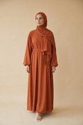 Elegante Abaya mit fließendem Schnitt, Rückenfalten und Reißverschluss – inklusive Schal, bequem und vielseitig für Alltag, Gebet und besondere Anlässe