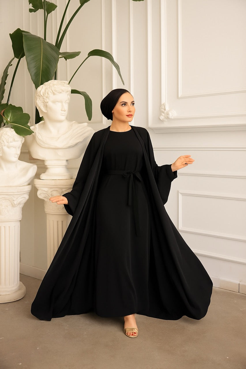 Schwarze Abaya Noir Élégance mit Bindegürtel – fließende Silhouette, weite Ärmel und eleganter Look für Alltag und besondere Anlässe