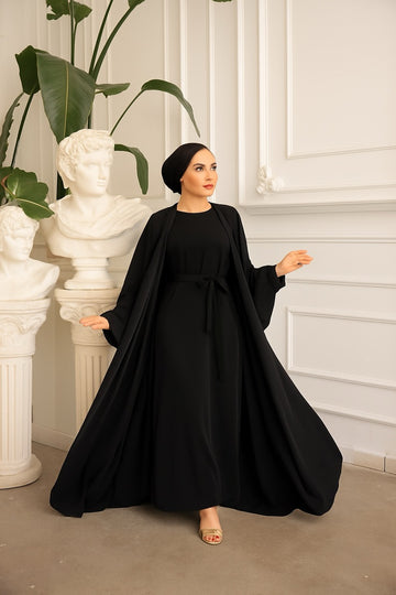 Schwarze Abaya Noir Élégance mit Bindegürtel – fließende Silhouette, weite Ärmel und eleganter Look für Alltag und besondere Anlässe