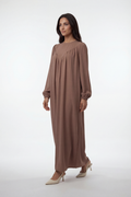 Elegante Abaya mit fließendem Schnitt, V-Falten-Design und Ballonärmeln – stilvoll und bequem für Alltag und besondere Anlässe