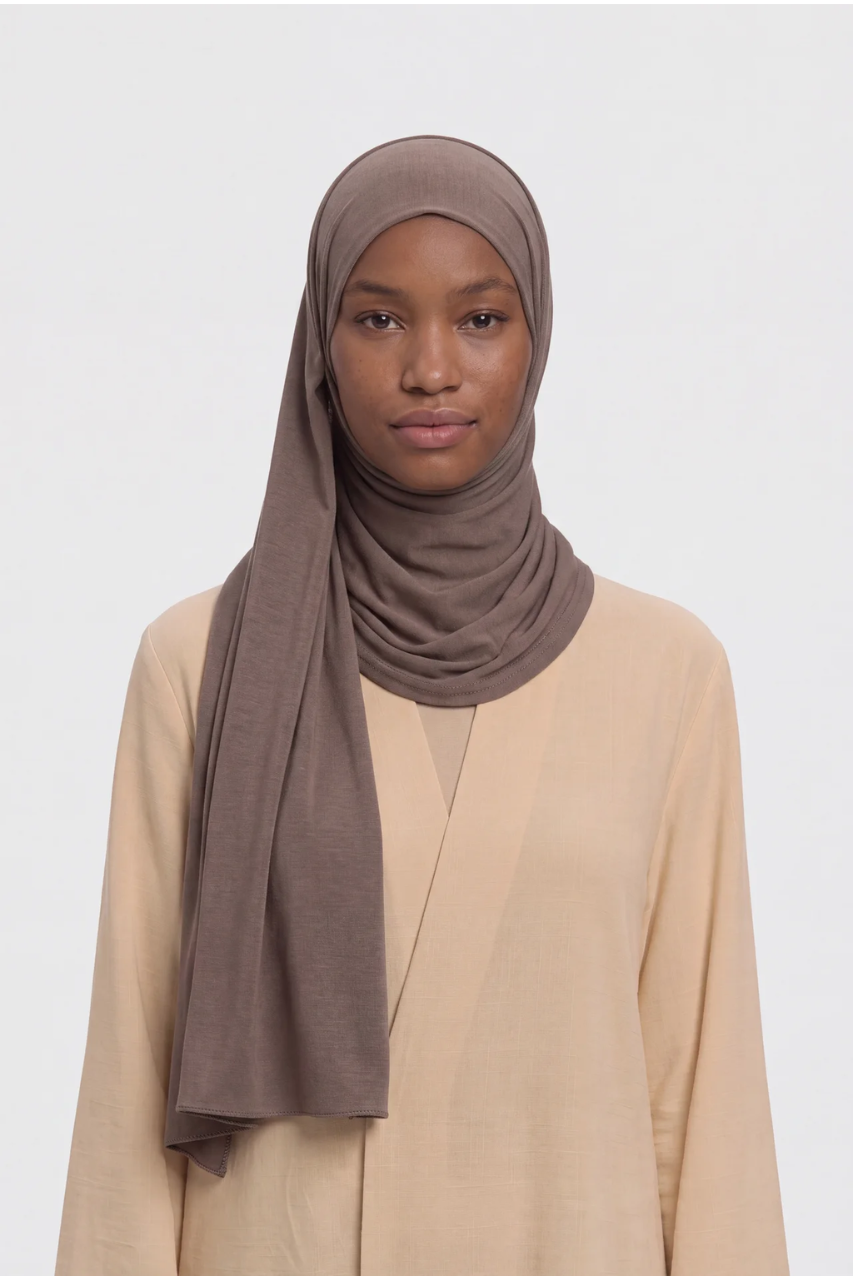 Jersey Schal Beige von SE Merci – Jersey Hijab am Model getragen