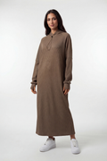 Geripptes Stretch-Kleid mit Kapuze und langen Ärmeln – bequem, elastisch und ideal für moderne, warme Alltagslooks