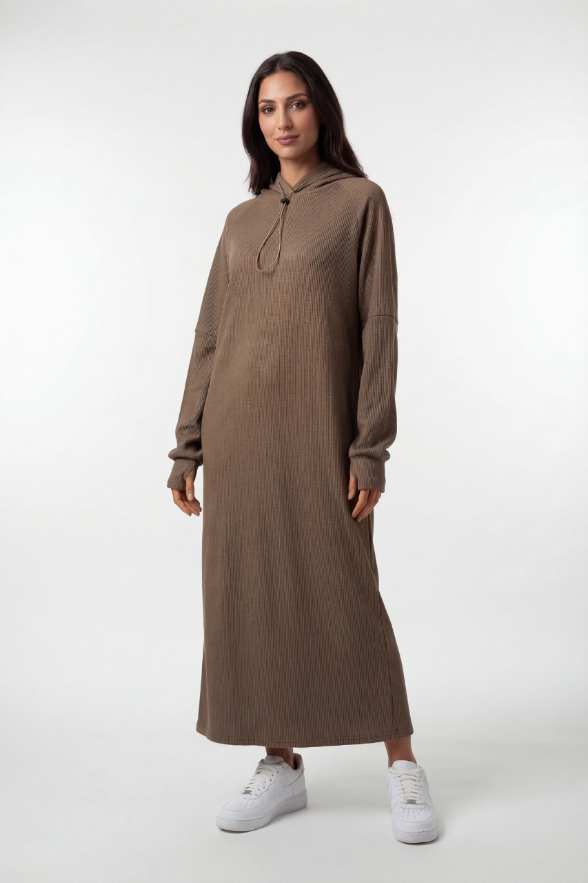 Geripptes Stretch-Kleid mit Kapuze und langen Ärmeln – bequem, elastisch und ideal für moderne, warme Alltagslooks