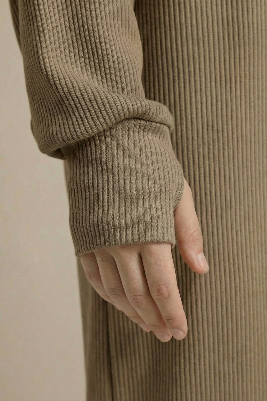 Geripptes Stretch-Kleid mit Kapuze und langen Ärmeln – bequem, elastisch und ideal für moderne, warme Alltagslooks