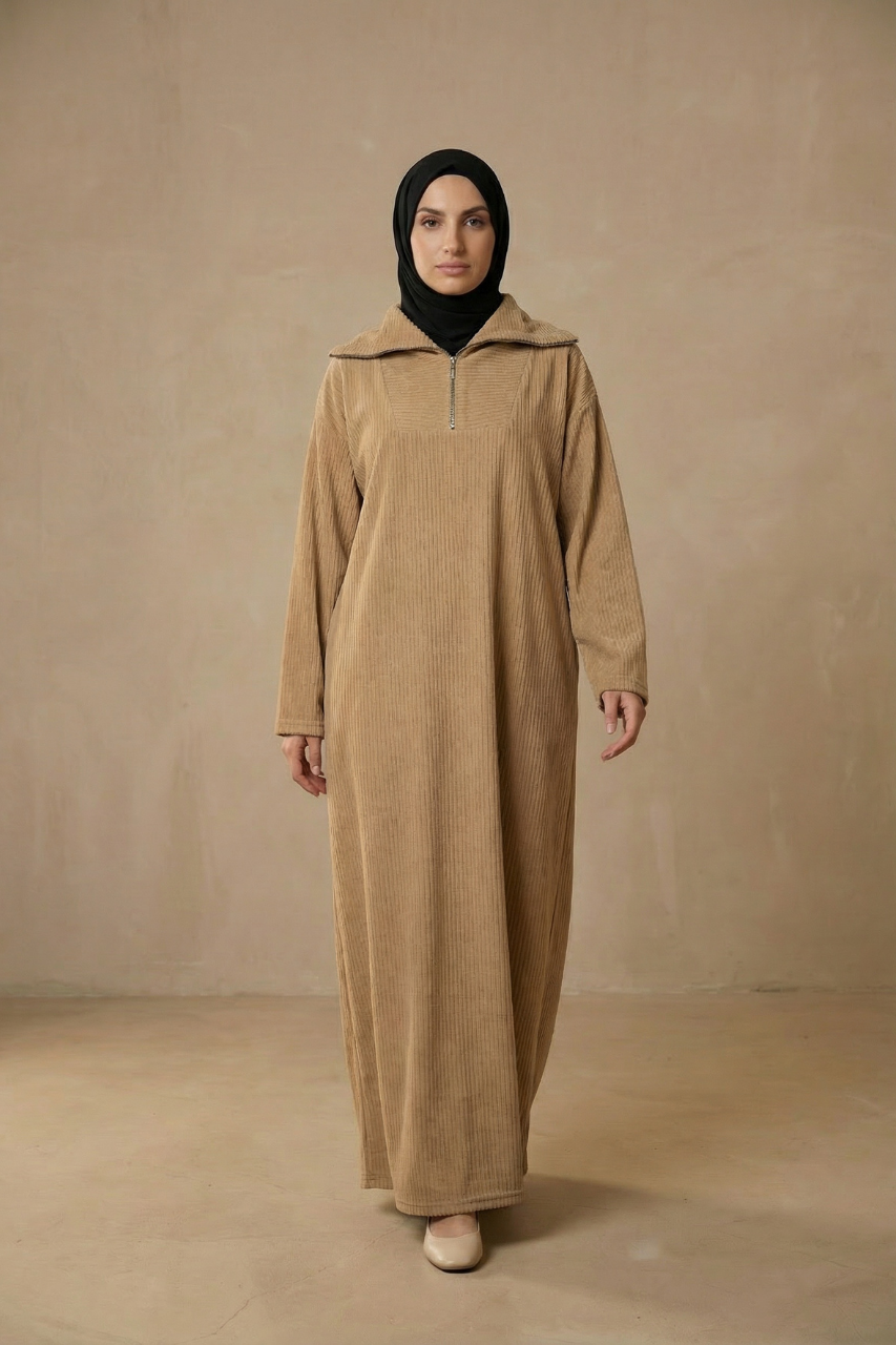 Langes Rippensamtkleid mit Stehkragen, Reißverschluss und Taillengürtel – weiches, warmes Kleid für kalte Tage