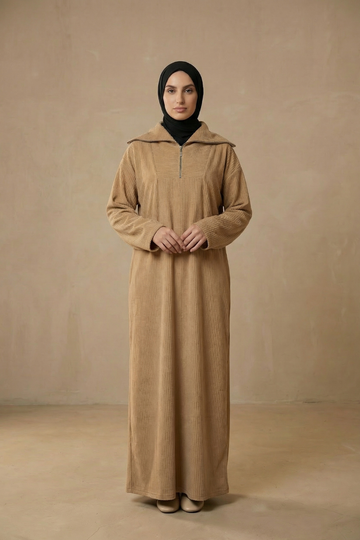 Langes Rippensamtkleid mit Stehkragen, Reißverschluss und Taillengürtel – weiches, warmes Kleid für kalte Tage