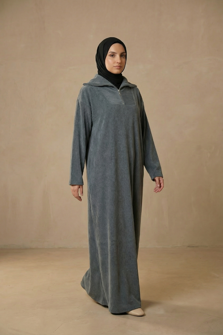 Langes Rippensamtkleid mit Stehkragen, Reißverschluss und Taillengürtel – weiches, warmes Kleid für kalte Tage
