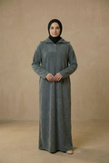 Langes Rippensamtkleid mit Stehkragen, Reißverschluss und Taillengürtel – weiches, warmes Kleid für kalte Tage