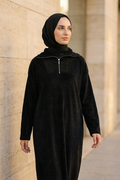 Langes Rippensamtkleid mit Stehkragen, Reißverschluss und Taillengürtel – weiches, warmes Kleid für kalte Tage
