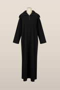Langes Rippensamtkleid mit Stehkragen, Reißverschluss und Taillengürtel – weiches, warmes Kleid für kalte Tage