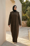 Langes Rippensamtkleid mit Stehkragen, Reißverschluss und Taillengürtel – weiches, warmes Kleid für kalte Tage