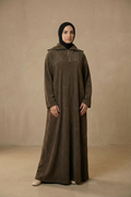 Langes Rippensamtkleid mit Stehkragen, Reißverschluss und Taillengürtel – weiches, warmes Kleid für kalte Tage