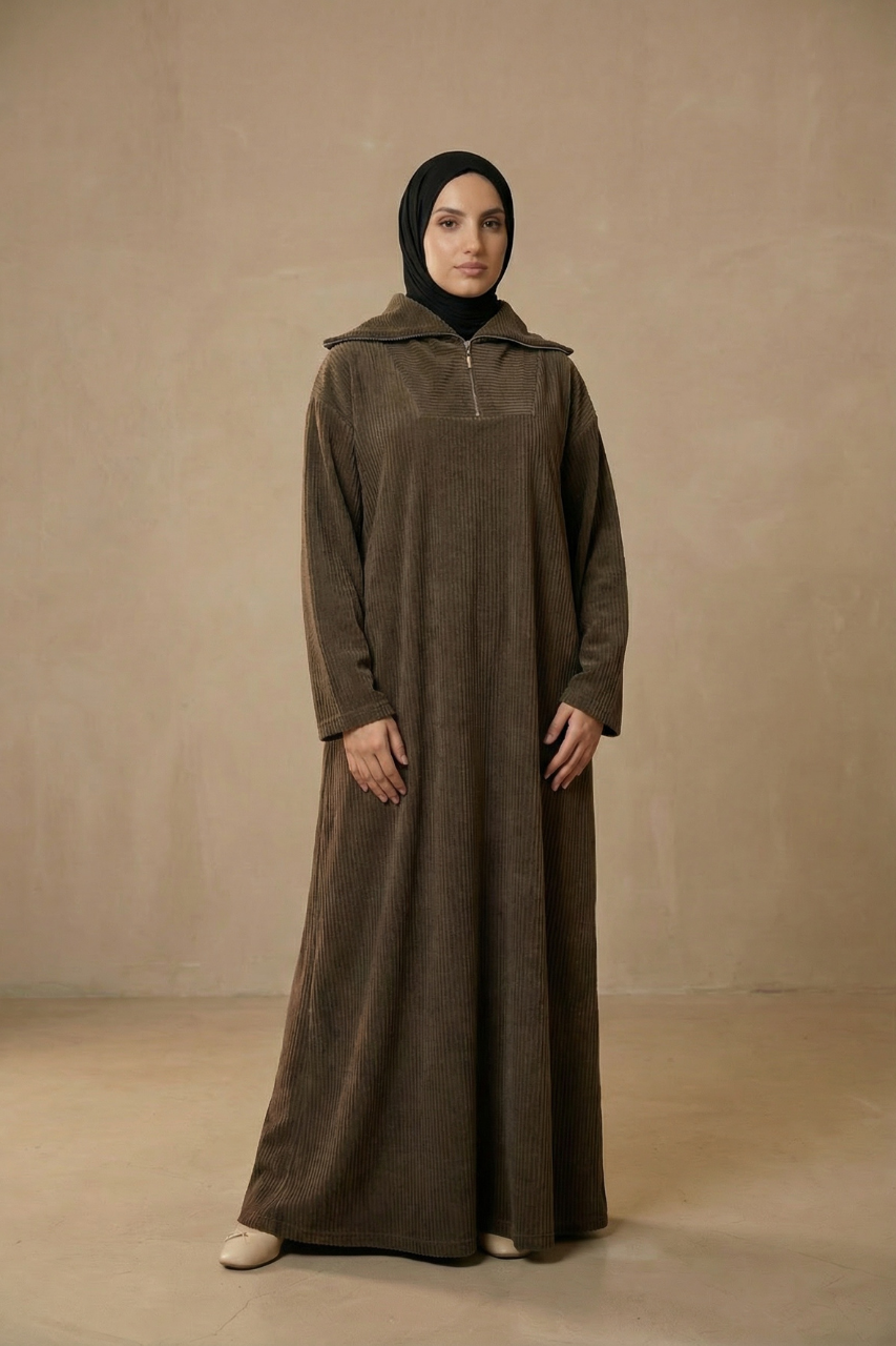 Langes Rippensamtkleid mit Stehkragen, Reißverschluss und Taillengürtel – weiches, warmes Kleid für kalte Tage