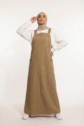 Latzkleid aus Gabardine mit quadratischem Ausschnitt, verstellbaren Trägern und Taschen – sportlich-lässiger Freizeitlook für vielseitige Kombinationen