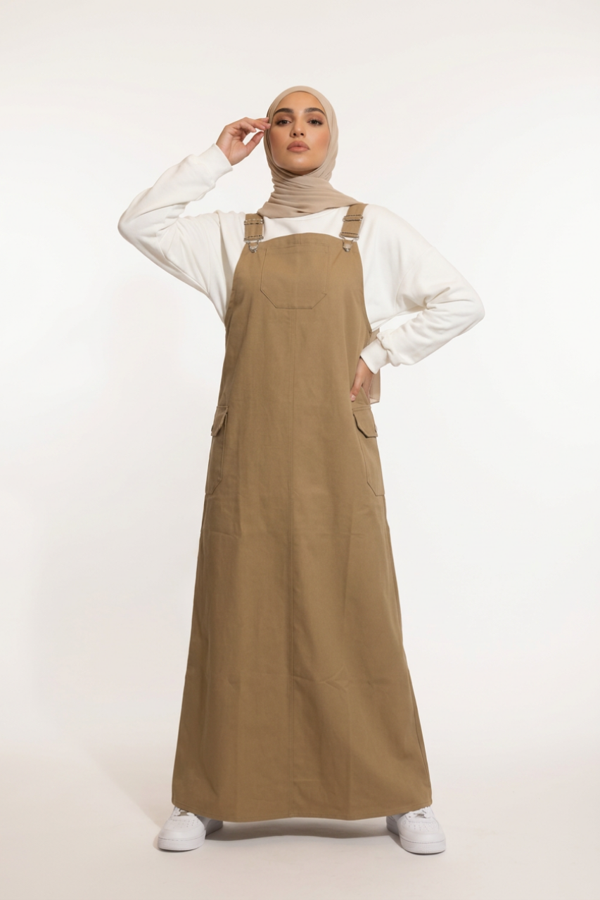 Latzkleid aus Gabardine mit quadratischem Ausschnitt, verstellbaren Trägern und Taschen – sportlich-lässiger Freizeitlook für vielseitige Kombinationen