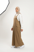 Latzkleid aus Gabardine mit quadratischem Ausschnitt, verstellbaren Trägern und Taschen – sportlich-lässiger Freizeitlook für vielseitige Kombinationen