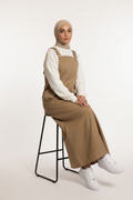 Latzkleid aus Gabardine mit quadratischem Ausschnitt, verstellbaren Trägern und Taschen – sportlich-lässiger Freizeitlook für vielseitige Kombinationen