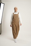 Latzkleid aus Gabardine mit quadratischem Ausschnitt, verstellbaren Trägern und Taschen – sportlich-lässiger Freizeitlook für vielseitige Kombinationen