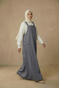 Latzkleid aus Gabardine mit quadratischem Ausschnitt, verstellbaren Trägern und Taschen – sportlich-lässiger Freizeitlook für vielseitige Kombinationen
