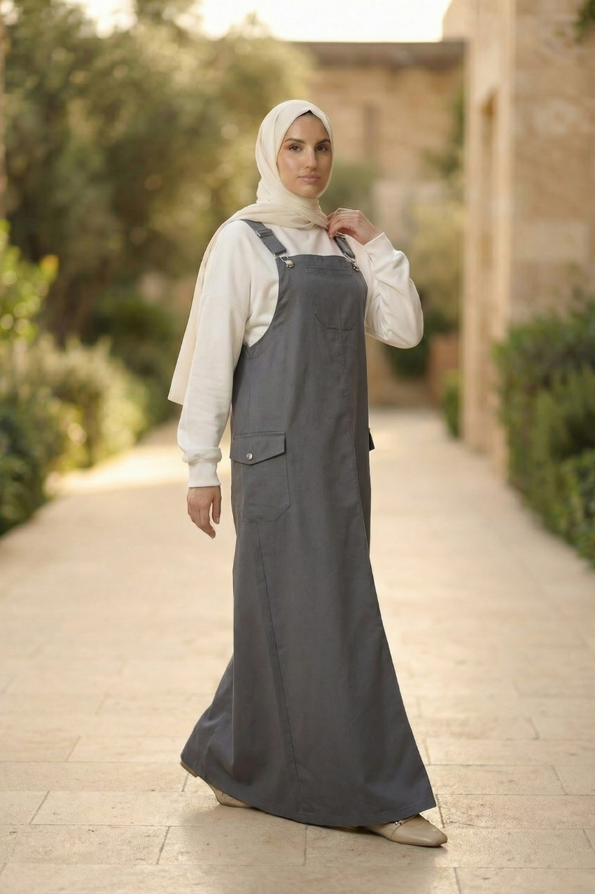 Latzkleid aus Gabardine mit quadratischem Ausschnitt, verstellbaren Trägern und Taschen – sportlich-lässiger Freizeitlook für vielseitige Kombinationen