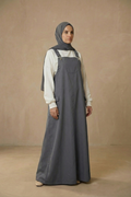 Latzkleid aus Gabardine mit quadratischem Ausschnitt, verstellbaren Trägern und Taschen – sportlich-lässiger Freizeitlook für vielseitige Kombinationen