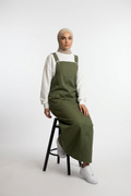 Latzkleid aus Gabardine mit quadratischem Ausschnitt, verstellbaren Trägern und Taschen – sportlich-lässiger Freizeitlook für vielseitige Kombinationen