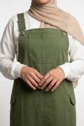 Latzkleid aus Gabardine mit quadratischem Ausschnitt, verstellbaren Trägern und Taschen – sportlich-lässiger Freizeitlook für vielseitige Kombinationen